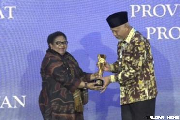 Wamendagri, Ribka Haluk menyerahkan penghargaan provinsi...