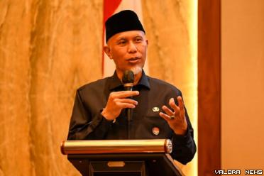 Menteri ATR/BPN, Agus Harimurti Yudhoyono menyerahkan...