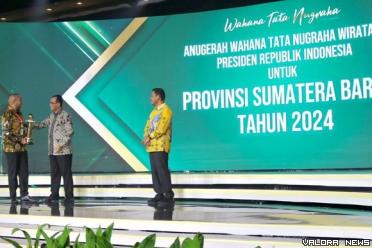 Menteri Perhubungan, Budi Karya Sumadi serahkan penghargaan...