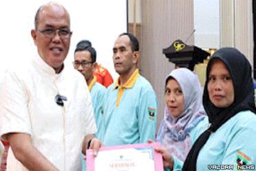Ketua DPRD Sumbar, Supardi serahkan sertifikat pada peserta...