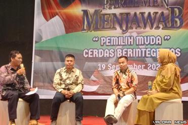 Anggota Komisi V DPRD Sumbar, Hidayat (dua dari kanan)...