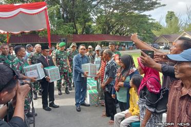 Sekda Pemkab Mentawai, Martinus Dahlan menyerahkan Baksos...