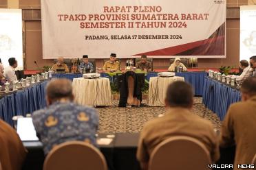 Gubernur Sumbar, Mahyeldi didampingi Roni Nazra (kepala OJK...