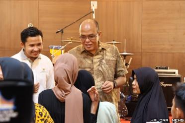 Ketua DPRD Sumbar, Supardi berdialog ringan dengan pemuda...