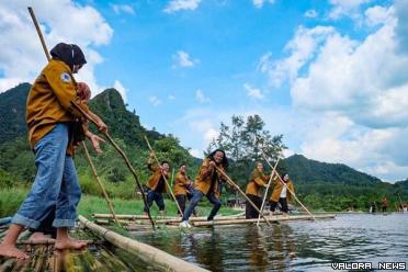 Bermain rakit bambu, salah satu daya tarik objek wisata...