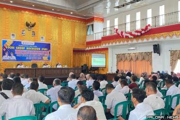 Wakil Bupati Pasbar, Risnawanto memberikan arahan pada FGD...