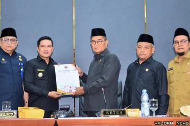 Wakil Wali Kota Padang, Ekos Albar serahkan dokumen...