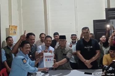 Pasangan Yulianto dan M Ihpan bersama tim pemenangan, usai...