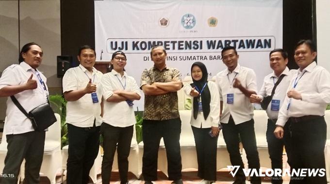 Ketua PJS Sumatera Barat, Al Imran bersama tujuh orang anggota PJS yang mengikuti UKW fasilitasi Dewan Pers di Padang, Sabtu. Ketujuh orang anggota PJS ini dinyatakan lulus.