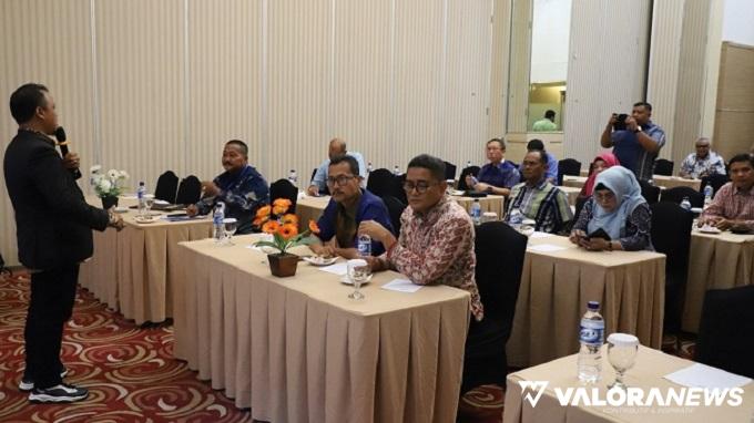 Salah seorang narasumber berdialog dengan peserta Bimbingan Teknis (Bimtek) dan Peningkatan Kapasitas Pimpinan dan Anggota DPRD Kota Padang Tahun 2023.