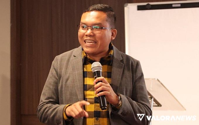 Pangi Syarwi Chaniago dari Direktur Eksekutif Voxpol Center Research and Consulting, saat memberikan materi pada Bimtek DPRD Sumbar di Jakarta, Selasa. (humas)