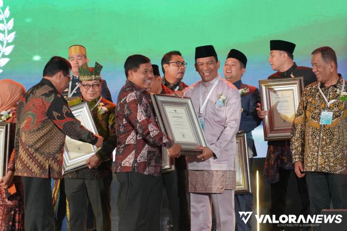Pj Wako Padang Panjang, Sonny Budaya Putra menerima penghargaan Swasti Saba di Jakarta, Selasa malam.