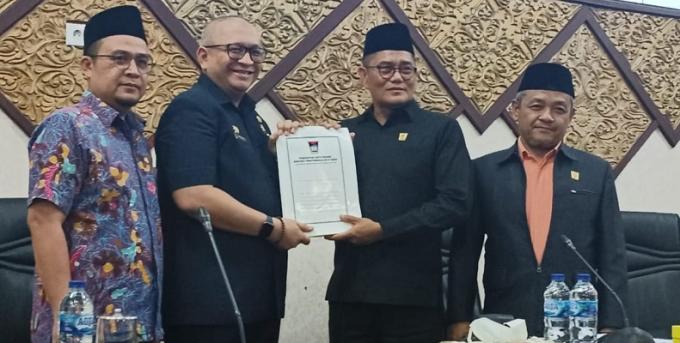 Ketua DPRD Padang, Syafrial Kani menyerahkan memori kerja selama masa sidang II tahun 2023 pada Sekda Padang, Andre Algamar pada sidang paripurna, Kamis. Ikut mendampingi Sekwan, Hendrizal Ashar dan Arnedi Yarman (wakil ketua).