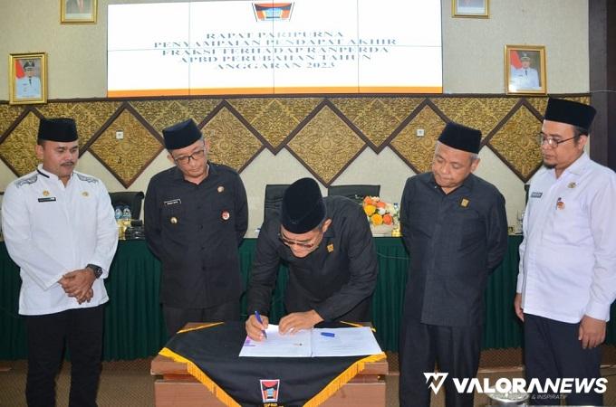 Ketua DPRD Padang, Syafrial Kani menandatangani berita acara pengesahan Perubahan APBD Padang 2023, dalam rapat paripurna, Jumat