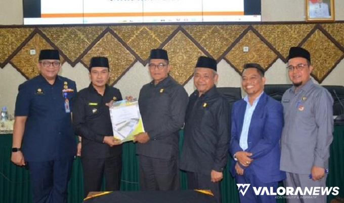 Ketua DPRD Padang, Syafrial Kani disampingi para wakil ketua, serahkan Perda APBD Padang 2024 pada Wawako Padang, Ekos Albar usai rapat paripurna, Kamis. (humas)