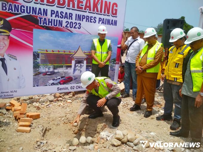 Kapolres Pessel AKBP Novianto Taryono meletakkan batu pertama pembangunan pasar inpres painan