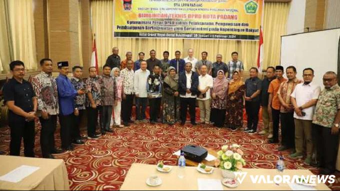 Anggota DPRD Padang, foto bersama dengan pemateri dari Kemendagri dan LPPM STIA LPPN, usai pembukaan Bimtek, Senin.