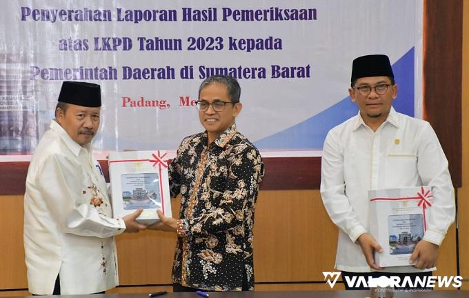 Bupati Agam, Andri Warman menerima hasil pemeriksaan terhadap LKPD Agam Tahun 2023, dari Kepala BPK Sumbar, Arif Agus di Padang, Jumat. (humas)