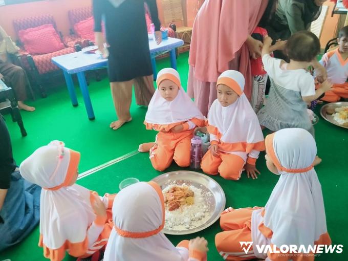 Murid TK Islam Al Wirdah Bukittinggi bersama guru dan orang tua, praktekan tradisi 