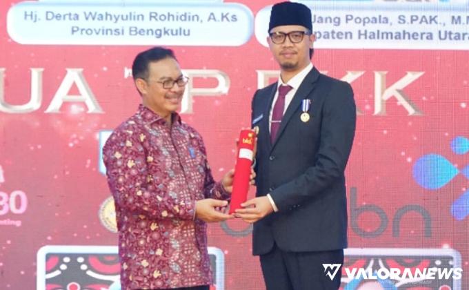 Wako Bukittinggi, Erman Safar terima penghargaan Bangga Kencana dari Kepala BKKBN, Hasto Wardoyo di Palembang, Selasa.