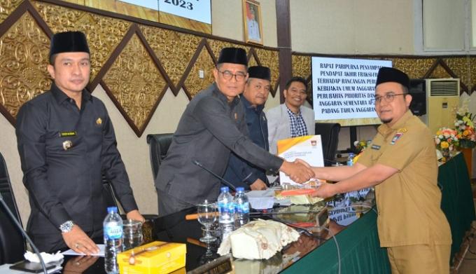 Sekretaris DPRD Padang, Hendrizal Ashar serahkan hasil pembahasan perubahan KUA PPAS Padang 2023 pada Ketua DPRD, Syafrial Kani pada rapat paripurna, SEnin.