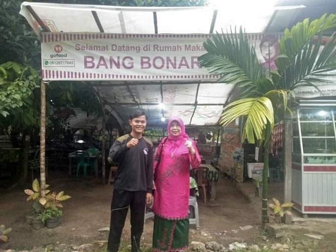 Senator DPD RI dari pemilihan Sumatera Barat, Emma Yohanna (kanan) usai menyambangi RM Bang Bonar di Belakang Kantor TVRI Sumbar. (istimewa)