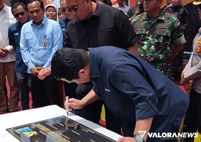 Menteri BUMN, Erick Thohir menandatangani prasasti Stasiun Lambung di Bukittinggi, Kamis.