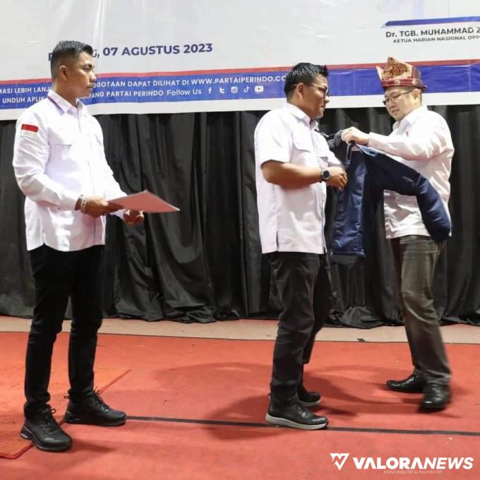 Ketua Umum Partai Perindo Hary Tanoesoedibjo di Padang, Senin (7/08/2023), memasangkan jaket ke Hefri Admen Handra, Ketua DPW Perindo Sumbar. Foto: Dok DPW Partai Perindo Sumbar.