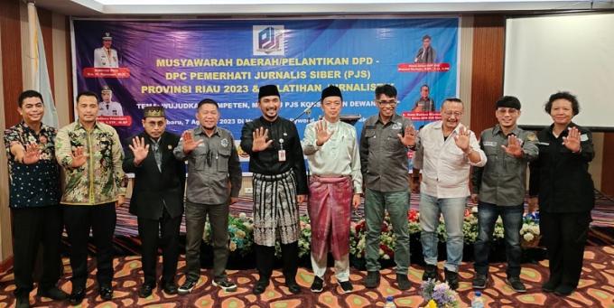 Ketua Umum DPP PJS, Mahmud Marhaba beserta undangan, usai seremonial pembukaan Musda I PJS Riau di Pekanbaru, Senin.