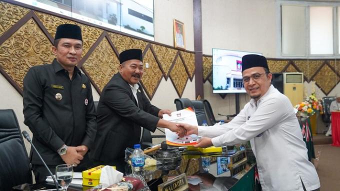 Sekretaris DPRD Padang, Hendrizal Azhar serahkan hasil pembahasan KUA PPAS Tahun 2024 pada Wakil Ketua DPRD Padang, Amril Amin dalam paripurna, Jumat. (humas)