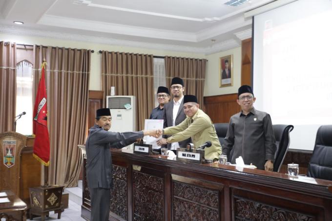 Ketua DPRD Bukittinggi, Benny Yusrial menerima pandangan akhir fraksi terhadap dua Ranperda inisiatif dewan, dalam rapat paripurna, Senin. (hamriadi)