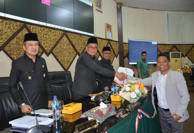 Juru bicara Pansus Ranperda PPA Tahun 2022 DPRD Padang, Ilham Maulana serahkan hasil pembahasan pada Ketua DPRD Padang, Syafrial Kani dalam rapat paripurna, Jumat malam.