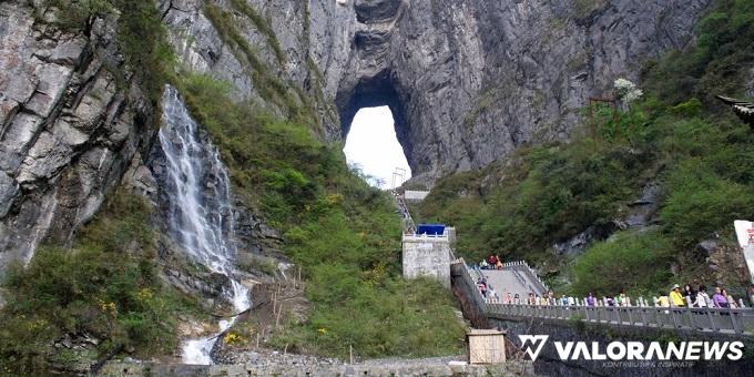 Bukit Gerbang Surga di Tianmen, Tiongkok. Salah satu objek wisata yang hanya ada dua di dunia. Satunya lagi, Bukit Posuak, berada di Nagari Maek, Kecamatan Bukit Barisan, Kabupaten Limapuluh Kota, Sumbar.