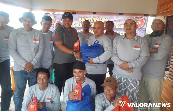 Tim Subdit Ekonomi Polda Jawa Barat, serahkan bantuan pada Kelompok Pembudidayaan Kolam Jaring Apung (KPKJA) Kampung Jangari, Desa Bobojong di Kecamatan Mande. (istimewa)