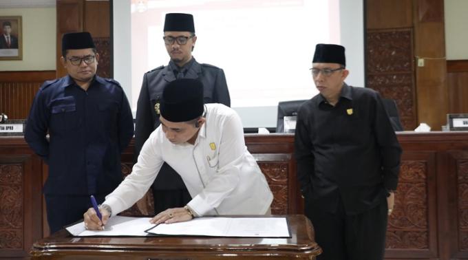 Ketua DPRD Bukittinggi, Benny Yusrial tanda tangani berita acara serah terima hantaran 3 Ranperda yang disampaikan Wali Kota Bukittinggi, pada rapat paripurna, Jumat.