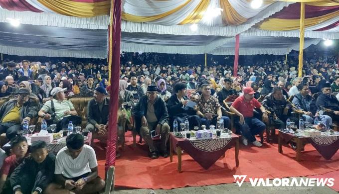 Bupati Agam, Andri Warman bersama tokoh masyarakat Balingka, Karni Ilyas bersama ribuan warga yang memeriahkan acara hiburan KIM, Kamis malam. (humas)