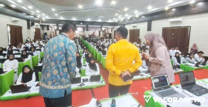 Pj Bupati Pessel Era Sukma Munaf, memotivasi dan memberi semangat ratusan peserta tes CPNS asal daerahnya, di Universitas Muhammadiyah, Pasir Jambak, Kota Padang, baru - baru ini. FOTO: Dok Diskominfo Pessel