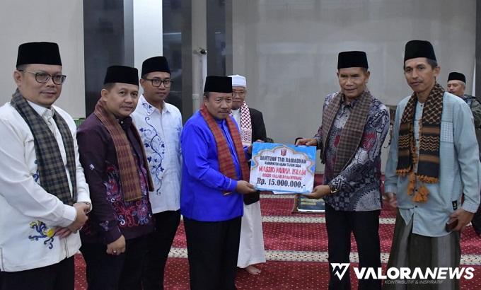 Bupati Agam, Andri Warman menyerahkan bantuan hibah ke pengurus masjid Nurul Islam Jorong Bonjo, Nagari Panampuang, Senin. (humas)