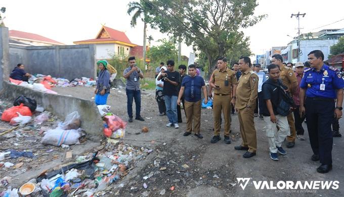 Pj Wako Pekanbaru, Mulihun meninjau kondisi parti yang dipenuhi sampah bersama jajaran OPD terkait, Sabtu. (humas)