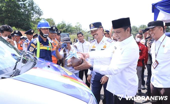 Wako Pekanbaru, Muflihun memecahkan kendi, tanda dioperasionalkannya mobil operasional layanan cepat Lampu Penerangan Jalan Umum (LPJU), Rabu. (humas)