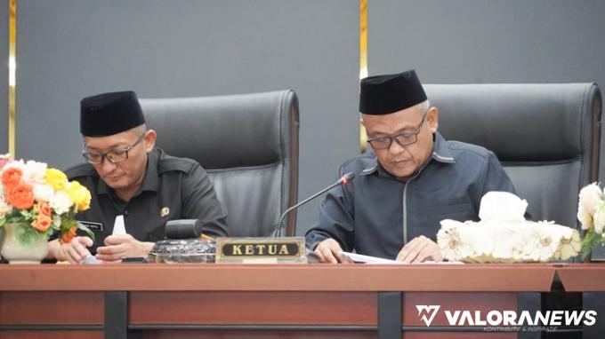Wakil Ketua DPRD Padang, Arnedi Yarmen dan Wako Padang, Hendri Septa pada paripurna dengan agenda penyampaian LKPj 2023, Rabu.