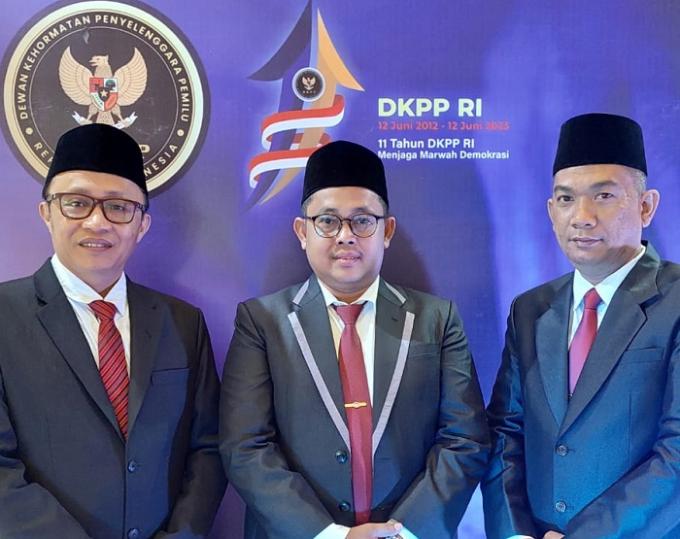 Tiga orang TPD Sumatera Barat yang dilantik DKPP, Selasa. (Ki-Ka), Muhammad Taufik (unsur masyarakat) serta Ory Sativa Syakban dan Hamdan (unsur KPU Sumbar).