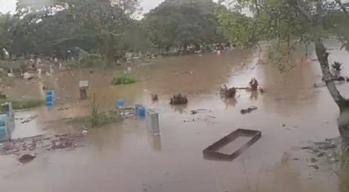 TPU Tunggul Hitam di kecamatan Koto Tangah, terendam banjir akibat hujan lebat yang mengguyur Padang sejak Kamis malam.