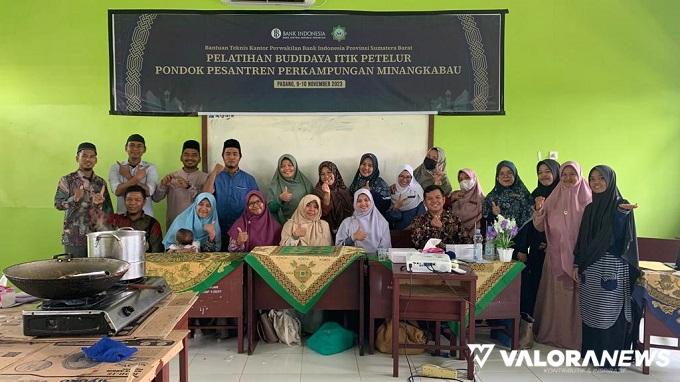 Tim Dosen Fakultas Peternakan Unand, foto bersama dengan peserta pelatihan budidaya itik dan hilirasi telur itik yang digelar Jumat (10/11/2023).