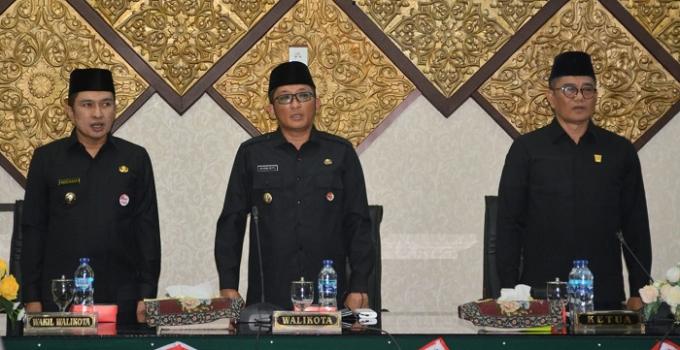 Ketua DPRD Padang, Syafrial Kani bersama Wali Kota Padang, Hendri Septa bersama Ekos Albar (Wawako) pada rapat paripurna penyampaian nota pengantar Ranperda Pertanggungjawaban Pelaksanaan APBD 2022.