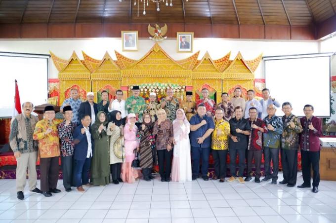 Foto bersama anggota DPRD Sumbar yang mengikuti Bimtek Pemanfaatan dan Peningkatan Aset Daerah," di Bukittinggi, 13-14 Juli 2023.