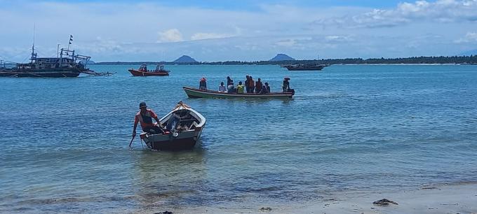 Proses evakuasi nelayan Air Bangis ke Pantai Tiku, Selasa siang.