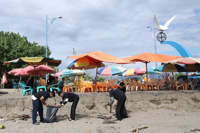Generasi muda Sumbar yang tergaung dalam GMC Sumbar, lakukan aksi bersih pantai usai deklrasi mendukung Ganjar Pranowo jadi Presiden di Pantai Padang, Ahad.