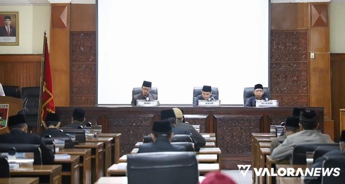 Ketua DPRD Bukittinggi, Benny Yusrial bersama Erman Safar pada rapat paripurna dengan agenda hantaran LKPj 2023, Senin. (hamriadi)