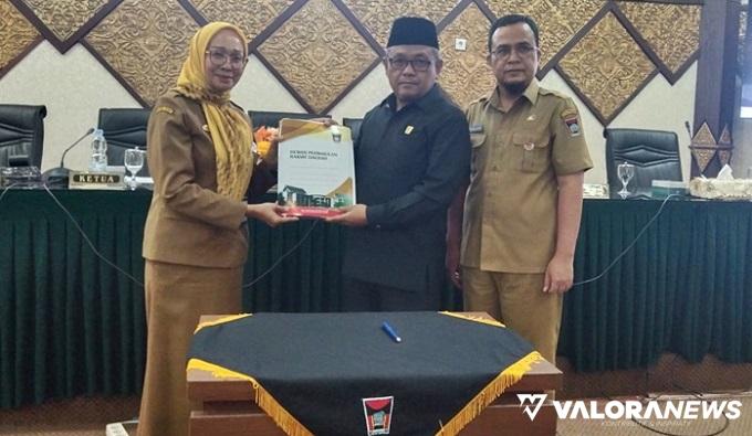 Wakil Ketua DPRD Padang, Arnedi Yarmen didampingi Hendrizal Azhar (Sekwan) menyerahkan dokumen pengesahan 4 Ranperda pada Corri Saidan (Asisten II) , dalam rapat paripurna, Senin. (humas)